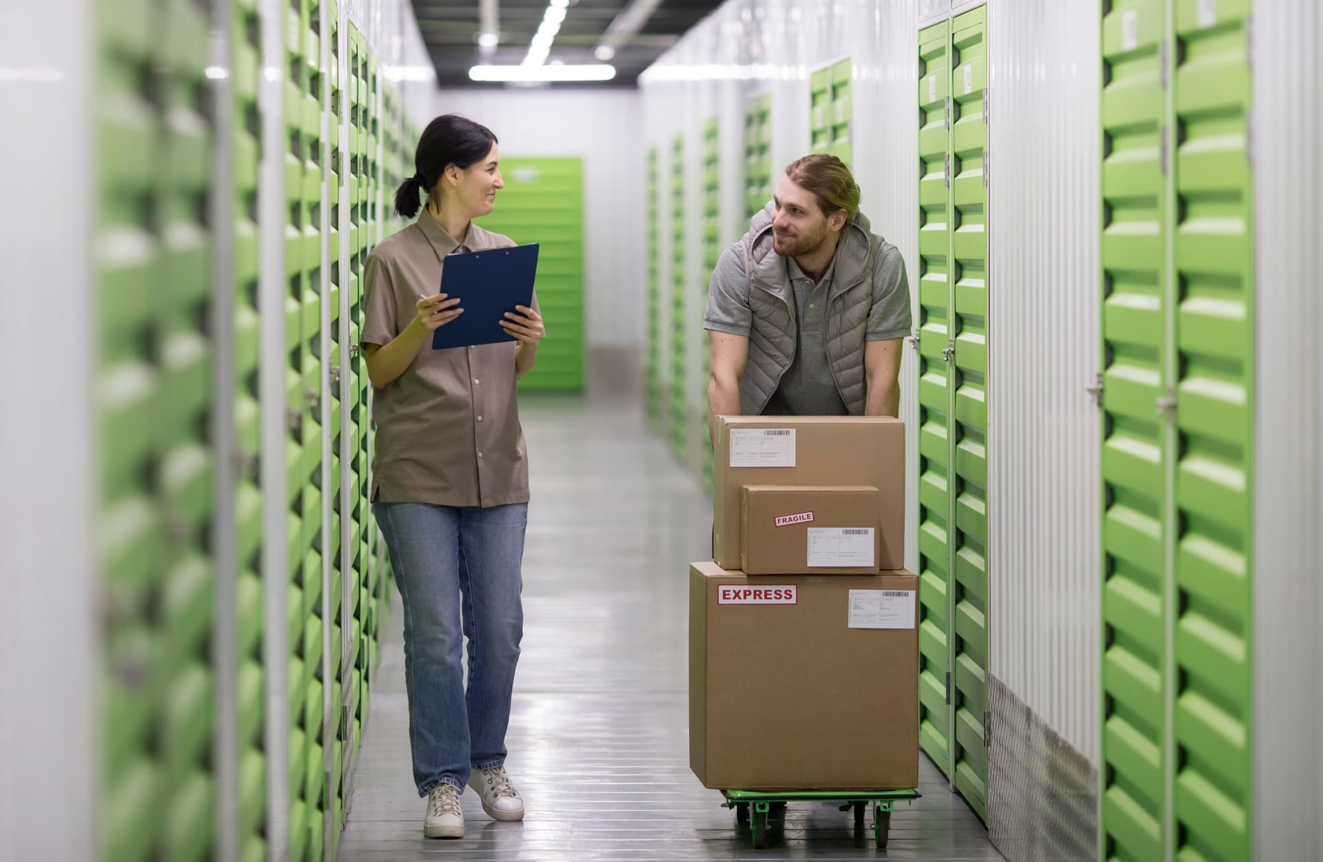 Self-Storage Einheiten mit orangen Türen